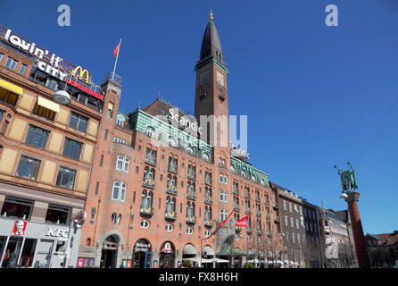 Scandic Palace Hotel und die Statue der Köder Spieler auf das geschäftige und Central City Hall Square in Kopenhagen Stockfoto