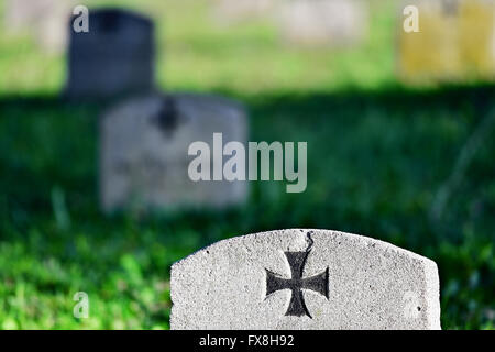 Grabstein eines deutschen Soldaten mit dem Eisernen Kreuz Symbol in einem Helden-Friedhof Stockfoto