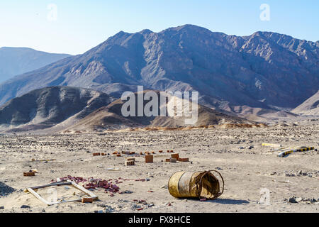 Blick auf Berge und Wüste bei Nazca Air Field in Peru Stockfoto