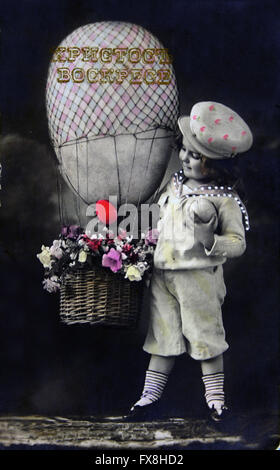 Ostern, Gruß Postkarte gedruckt in Russland zeigt Mädchen mit Geschenken und Ei, ca. 1908 Stockfoto