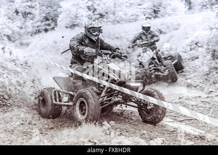 Enduro Quad Fahrer im Schlamm Stockfoto