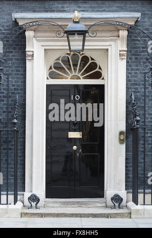 Vordere Tür der Nummer 10 Downing Street, London, England. Dies ist die offizielle Residenz des britischen Premierminister Boris Johnson. Stockfoto