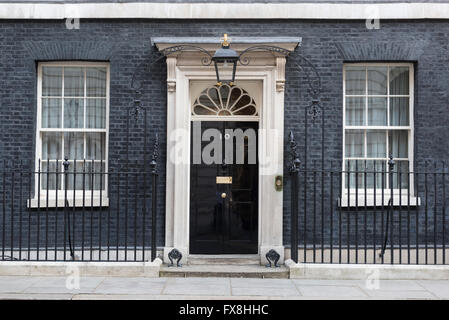 Vordere Tür der Nummer 10 Downing Street, London, England, UK. Dies ist die offizielle Residenz des britischen Premierminister Boris Johnson. Stockfoto