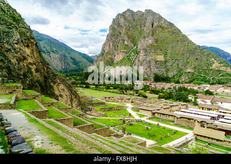 Ansicht der Inka Ausgrabungsstätte mit dem Sonne-Bügel auf dem Berg Ollantaytambo in Peru Stockfoto