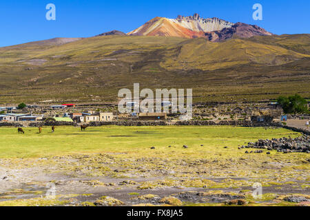 Schlafender Vulkan im Coqueza Village in Solar De Uyuni, Bolivien Stockfoto