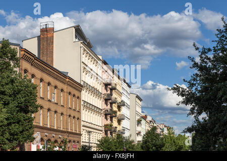 Oderberger Straße, Feuerwache, Stadthäuser, Wolken, Prenzlauer Berg, Berlin Stockfoto