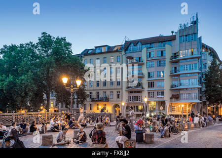 Treffpunkt von Jugendlichen, Landwehrkanal Admiral Brücke, Kreuzberg, Berlin Stockfoto