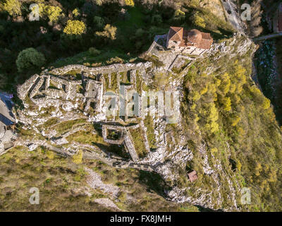 Areal Veiw der Asen-Festung und die Kirche der Jungfrau Maria in der Nähe von Asenovgrad Stadt in Bulgarien.