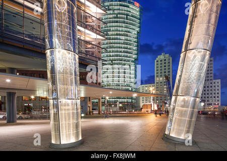 Potsdamer Platz, Heliobus helle Rohre, DB-Tower, Beisheim Center, Berlin-Mitte, Deutschland Stockfoto