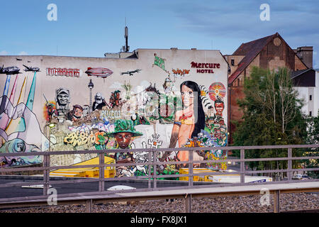 Graffiti von Streetart Projekt Interbrigadas an der Rückwand des Hotel Mercure in berlin Stockfoto