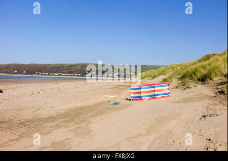 Eine Wind-Pause am Ynyslas Strand in der Nähe der Sanddünen mit Aberdyfi Dorf über der Mündung Dyfi errichtet. Stockfoto