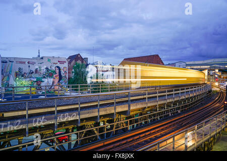 Graffiti aus dem Streetart Projekt Interbrigadas, Hotel Mercure, Gleisdreieck, Kreuzberg, U-Bahn, Zug, U Bahn, Berlin Stockfoto