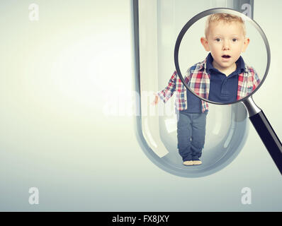 überrascht, Kind und Rohr Vitro Glas Stockfoto
