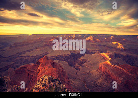 Vintage getönten Sonnenuntergang über Grand Canyon, eines der beliebtesten Reiseziele in den Vereinigten Staaten. Stockfoto