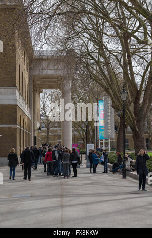 Menschen, die ihren Weg in die Rolling Stone-Ausstellung in der Saatchi Gallery in Kings Road, Chelsea, London. Stockfoto