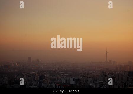 Skyline von Milad Tower in Teheran bei Sonnenuntergang Stockfoto