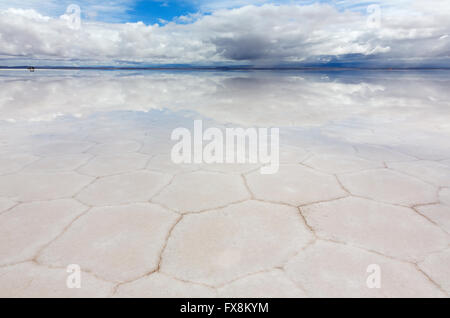 Sechsecke des Salzes in den See Salar de Uyuni Stockfoto