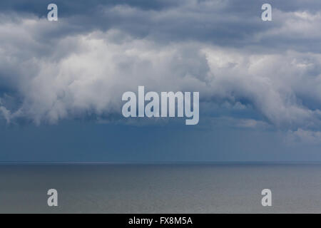 Dunkle Wolke Asperatus über die Ostsee im Sommer Stockfoto