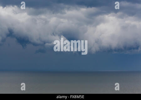 Dunkle Wolke Asperatus über die Ostsee im Sommer Stockfoto