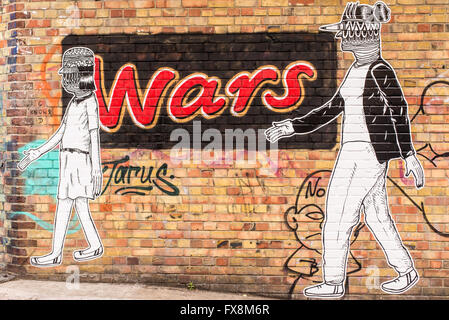 Graffiti mit der Aufschrift "Wars" Kopieren der Konstruktion der Mars Schokolade Bars und zwei Tapete Zahlen daneben gehen. Stockfoto