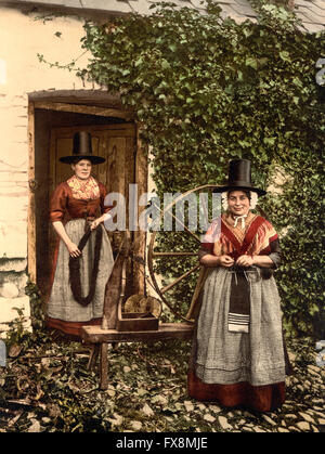 Walisische Spinner und Spinning Wheel, Wales, UK, Photochrome Print, um 1900 Stockfoto