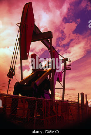 Ölfeld Bohrschwengels, Pumpe Jack Pumpen von Öl aus dem Boden Stockfoto