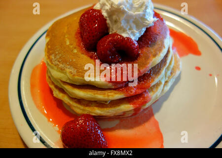 ein Stapel von Pfannkuchen mit Erdbeeren Stockfoto