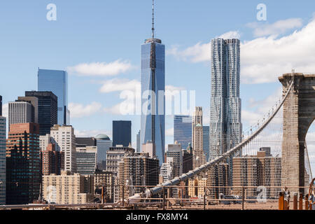 Die Aussicht auf die Wolkenkratzer von unteren Manhattan, New York, wie gesehen von der Brooklyn Bridge, unter konstantem Aufbau Stockfoto