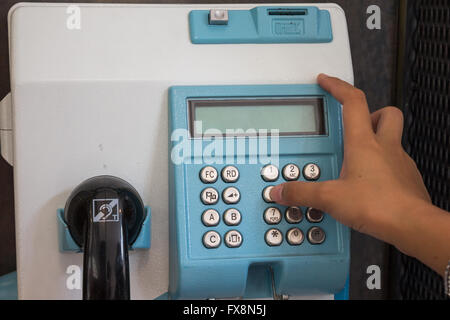 Nahaufnahme der Hand Drücken von Tasten zu öffentliches Telefon Stockfoto