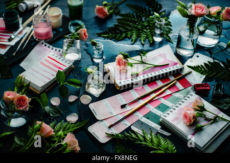 Schattierungen von Rose. Stillleben mit Rosen, Regentropfen und Pantone Farbfelder Stockfoto