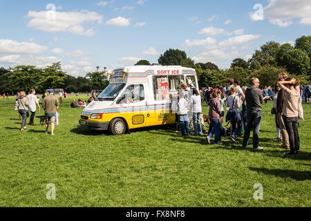 Menschen Schlange vor einem Eiswagen im königlichen Park von Battersea, London, UK Stockfoto