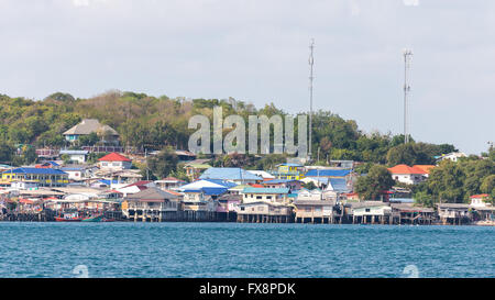 Kleiner Strand Stadt in Chonburi, Thailand genannt 'Samae San' die wichtigsten Geschäfte in Fischen im Golf von Thailand. Stockfoto