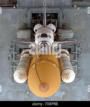 Das Space Shuttle Atlantis beginnt die langsame Fahrt zur Startrampe 39A Vehicle Assembly Building Blick senkrecht nach unten auf die Rakete am Kennedy Space Center 20. August 1996 in Cape Canaveral, Florida. Atlantis wird voraussichtlich auf der Mission STS-79 um 12 September abheben. Stockfoto