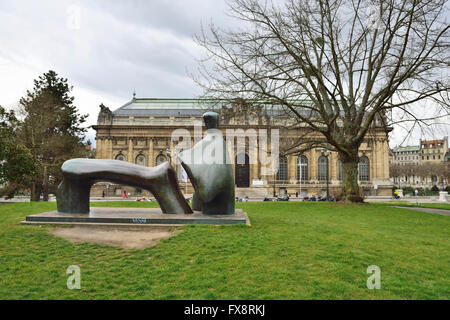 Henry Moore Skulpturen, "Reclining Abbildung Bogen Bein", im Park von Museum of Art History, Genf Stockfoto