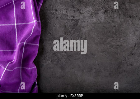 Draufsicht der karierten Küche Lila Tischdecke auf Beton - Stein - Marmor - hölzernen Hintergrund. Freiraum für Ihren Text oder Ihre pr Stockfoto