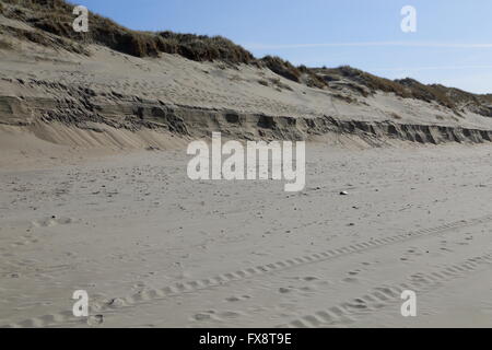 Dünen in der Nähe von Hvide Sande, Dänemark, nachdem der Sturm und Wellen die Düne erodiert haben.  Spuren der ehemaligen Sandverwehungen t entnehmen Stockfoto