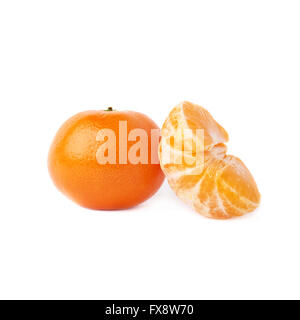 Halbe und frische saftige Mandarine Frucht über dem weißen Hintergrund isoliert Stockfoto