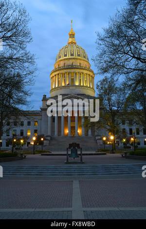 USA West Virginia WV Charleston Kapitol Gebäude Kuppel in der Nacht Abenddämmerung Stockfoto