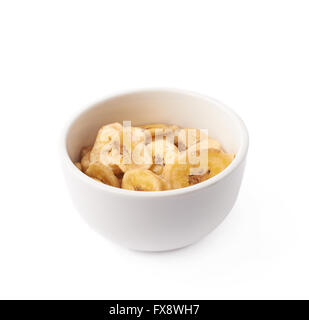 Schüssel gefüllt mit Bananenscheiben isoliert Stockfoto