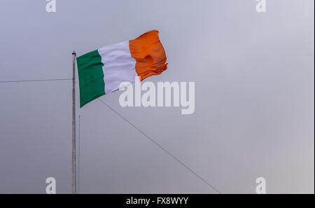 Die irische Trikolore fliegt während Osteraufstand Jubiläumsfeier von der Pole Position im Stadtzentrum von Dublin. Stockfoto