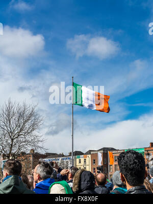 Die irische Trikolore fliegt während Osteraufstand Jubiläumsfeier von der Pole Position im Stadtzentrum von Dublin. Stockfoto