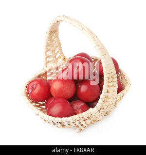 Wicker sonnte sich gefüllt mit Pflaumen Stockfoto