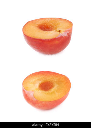 Schneiden Sie offene Pflaume Hälfte isoliert Stockfoto