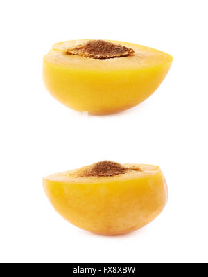 Schneiden Sie offene Pflaume Hälfte isoliert Stockfoto