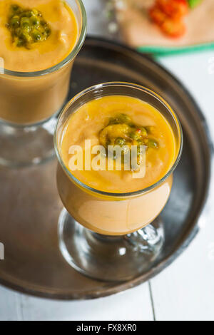 Joghurt-Dessert mit Mango und Passionsfrucht Stockfoto
