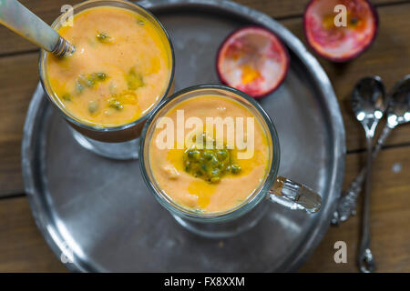 Joghurt-Dessert mit Mango und Passionsfrucht Stockfoto