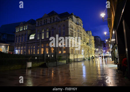 Aussenansicht-Nacht: die alten Cardiff Central Library / Yr Hen Lyfyrgell - Stadtzentrum von Cardiff, beherbergt heute die "Cardiff-Story" und die Stadt walisische Sprachenzentrum Stockfoto