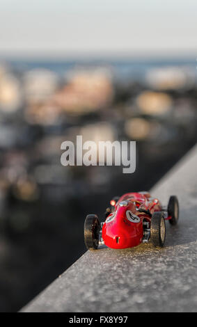 Modell des berühmten roten Autos der 50er Jahre aus dem Fenster eines Hochhauses Stockfoto