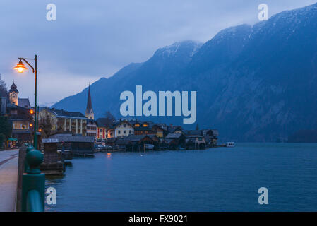 Hallstatt Dorf in Alpen in der Abenddämmerung, Österreich Stockfoto