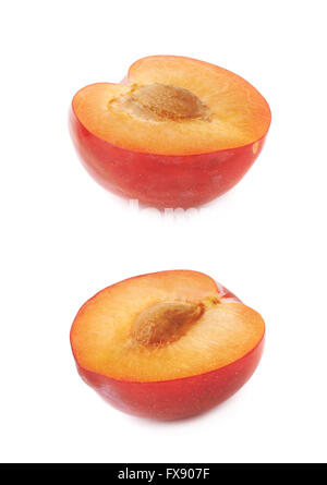 Schneiden Sie offene Pflaume Hälfte isoliert Stockfoto